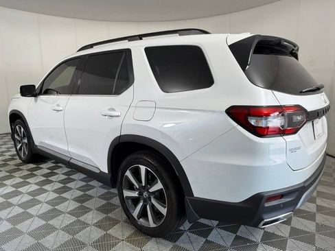 Used 2025 Honda Pilot Touring image 4