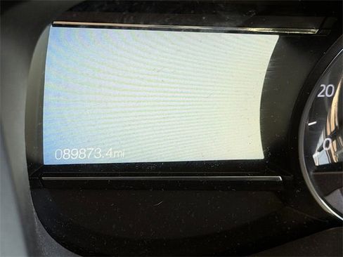 Used 2018 Ford Explorer XLT w/ Equipment Group 202A image 9