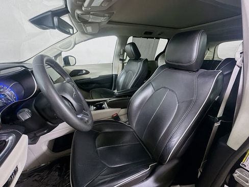 Used 2023 Chrysler Pacifica Limited FWD image 16