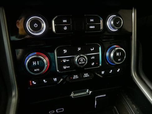 Used 2024 GMC Yukon Denali w/ Advanced Technology Package AWD/4WD image 30