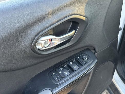 Used 2014 Jeep Cherokee Sport image 17