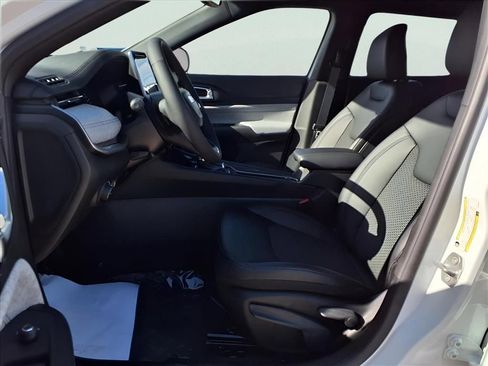 New 2026 Jeep Compass Latitude image 9