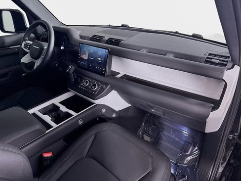 Certified 2025 Land Rover Defender 110 X-Dynamic SE AWD/4WD image 31