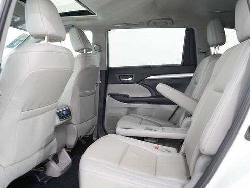 Used 2019 Toyota Highlander XLE FWD image 22
