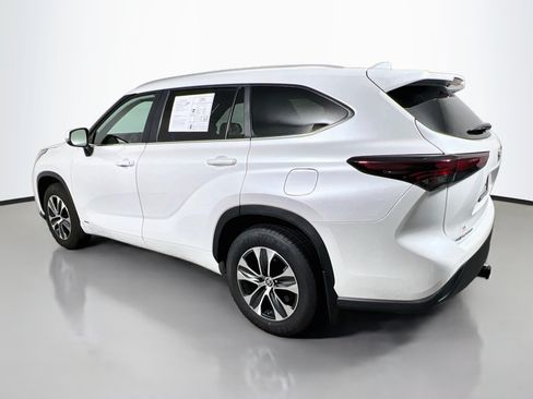 Used 2025 Toyota Highlander XLE AWD/4WD image 8