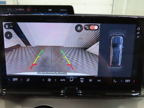 Used 2025 Ford Expedition Active image 18