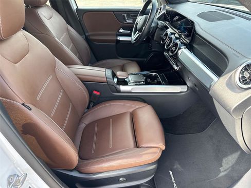 Used 2022 Mercedes-Benz GLB 250 4MATIC image 17