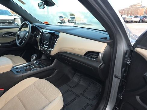 Used 2023 Chevrolet Traverse LS image 9