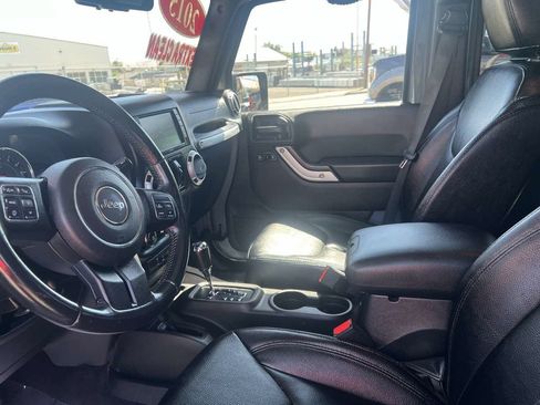 Used 2015 Jeep Wrangler Unlimited Sahara w/ Connectivity Group AWD/4WD image 11