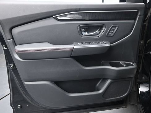 Used 2025 Honda Pilot Black Edition image 25