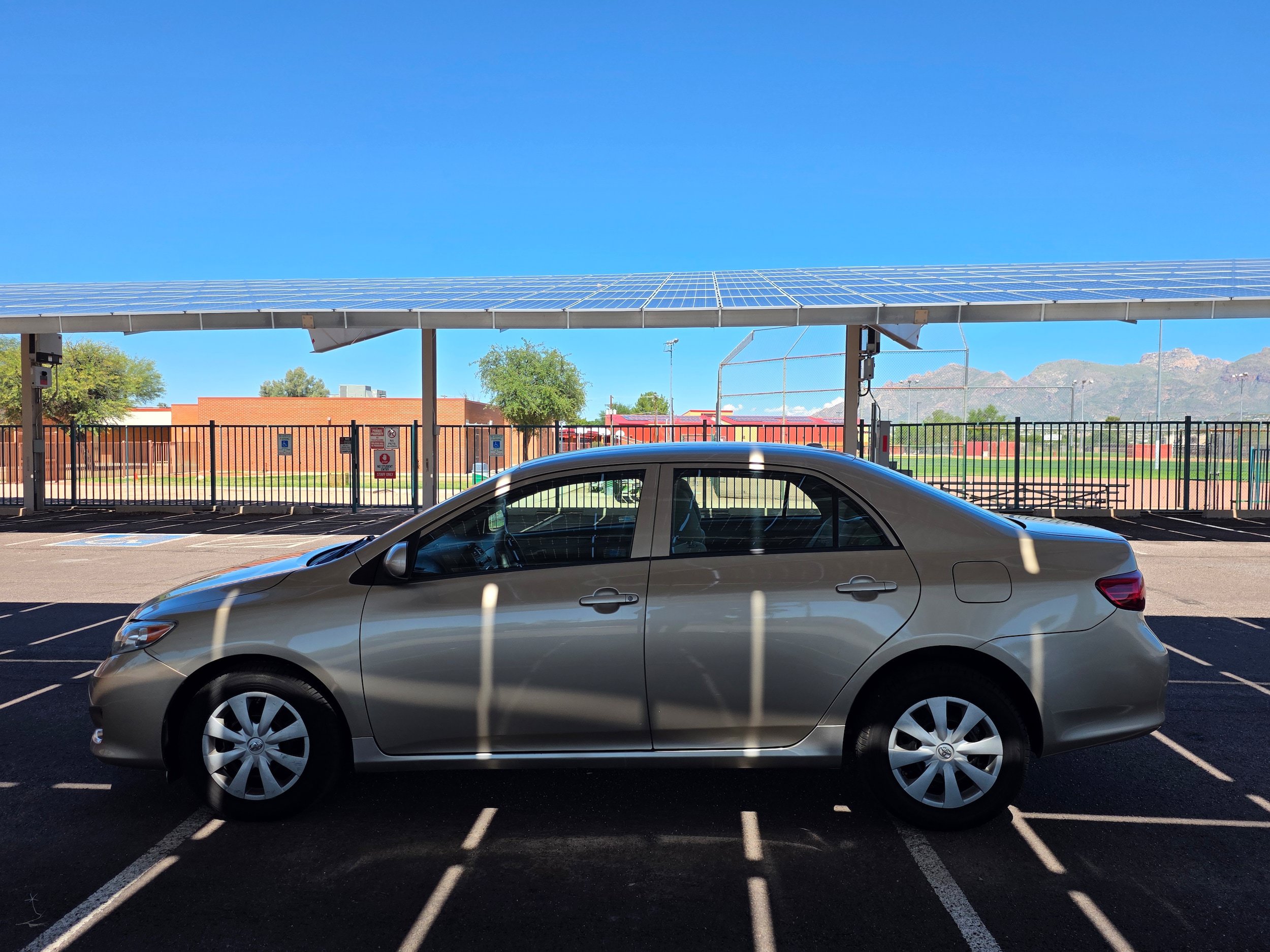 Used 2010 Toyota Corolla LE FWD image 2