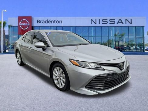 Used 2019 Toyota Camry LE image 3