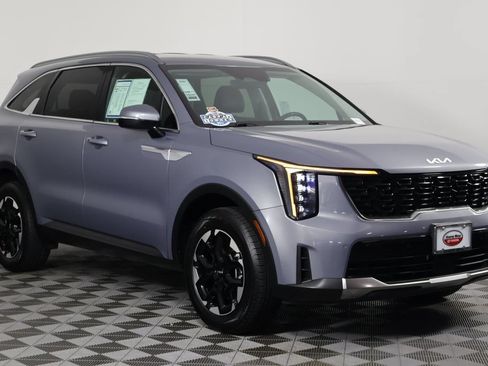 Used 2024 Kia Sorento S AWD/4WD image 3