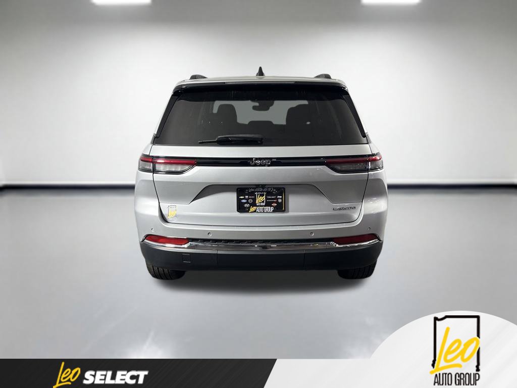 Used 2023 Jeep Grand Cherokee Laredo w/ Luxury Tech Group I RWD image 6
