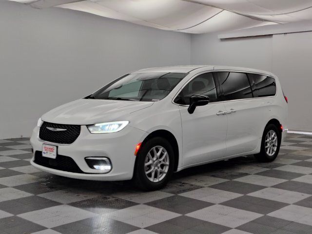 Used 2025 Chrysler Pacifica Select FWD image 5