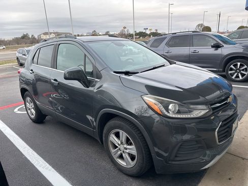 Used 2018 Chevrolet Trax LT w/ LT Convenience Package image 3