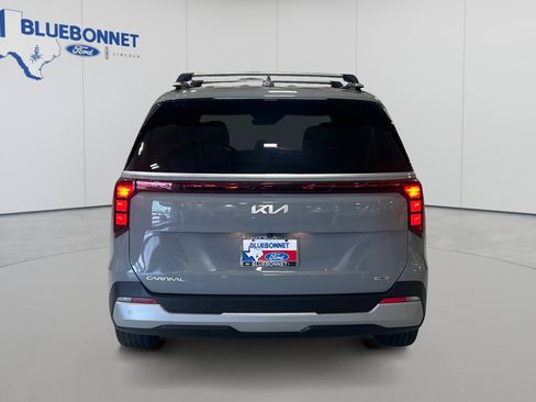 Used 2025 Kia Carnival EX FWD image 6
