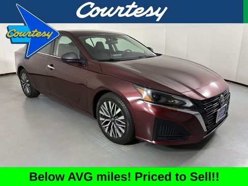 Used 2024 Nissan Altima 2.5 SV FWD image 1