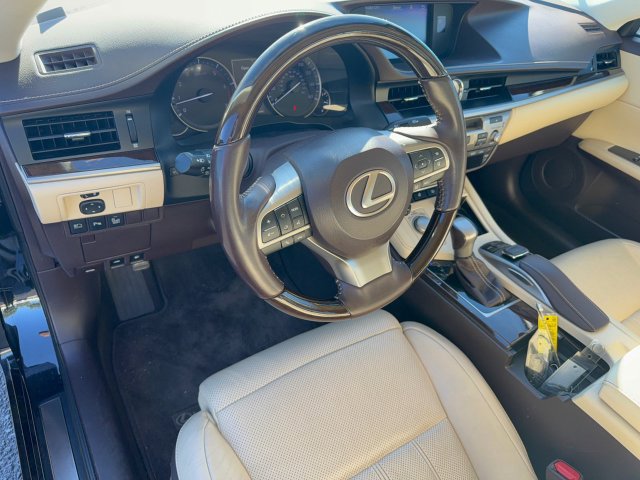 Used 2017 Lexus ES 350 w/ Ultra Luxury Package FWD image 16