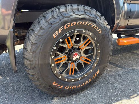 Used 2019 Toyota Tacoma TRD Sport AWD/4WD image 10