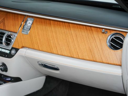 Used 2017 Rolls-Royce Dawn RWD image 29