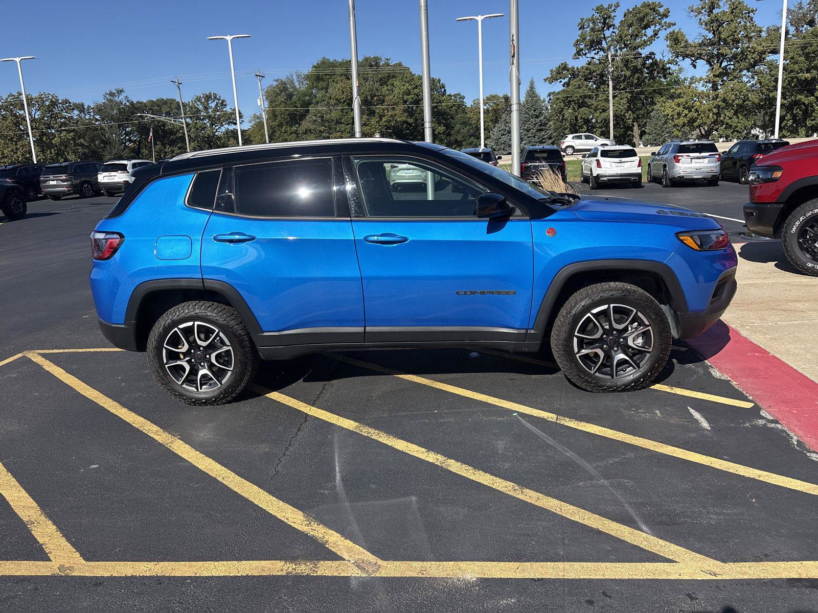 Used 2025 Jeep Compass Trailhawk w/ Sun & Sound Group AWD/4WD image 4