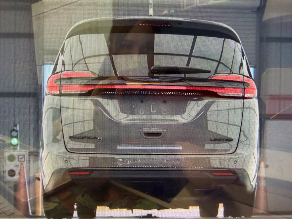 Used 2025 Chrysler Pacifica Limited FWD image 7