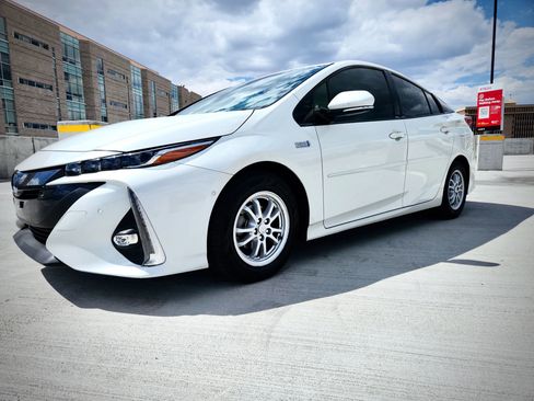 Used 2017 Toyota Prius Prime Advanced w/ Carpet Mat Package FWD image 2