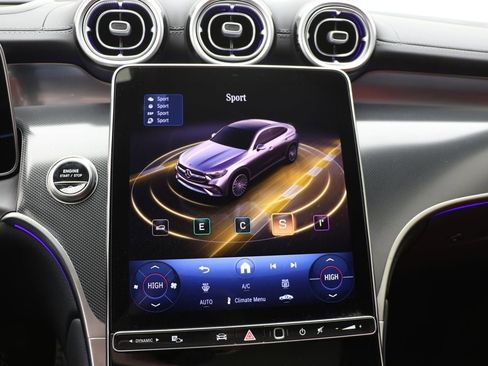 Used 2025 Mercedes-Benz GLC 300 4MATIC image 31