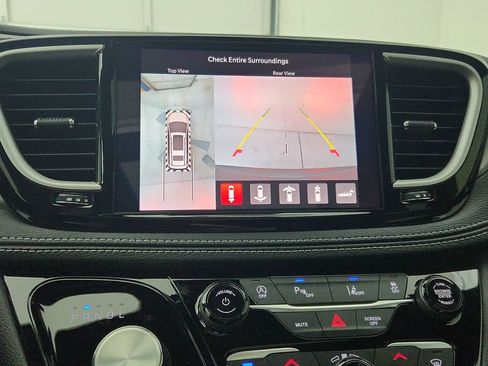 New 2027 Chrysler Pacifica Limited w/ Family Tech Group AWD/4WD image 24