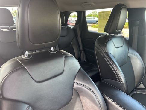 Used 2019 Jeep Cherokee Latitude Plus w/ Comfort/Convenience Group AWD/4WD image 31