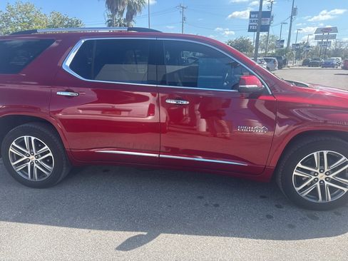 Used 2023 Chevrolet Traverse High Country image 2