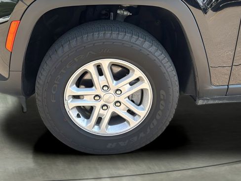 Used 2023 Jeep Grand Cherokee Laredo image 9