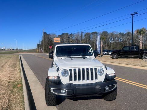 Certified 2023 Jeep Gladiator Overland image 3