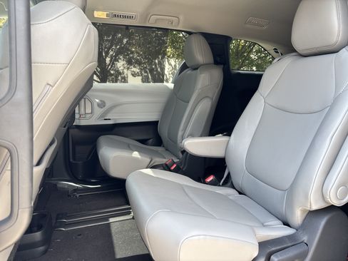 Used 2025 Toyota Sienna XLE FWD image 29