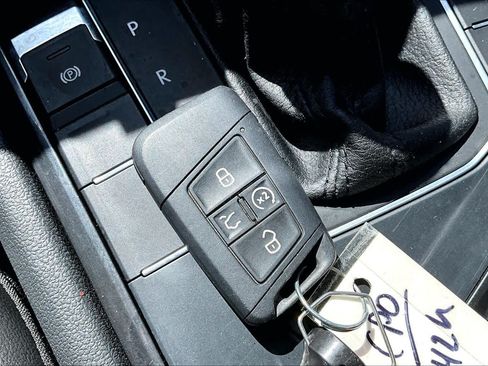 Used 2018 Volkswagen Tiguan SEL Premium FWD image 17