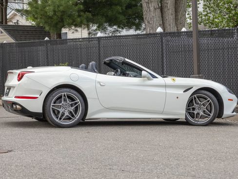 Used 2016 Ferrari California T RWD image 44