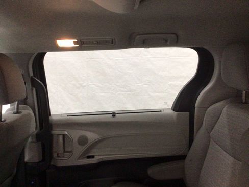 Used 2024 Toyota Sienna LE image 27