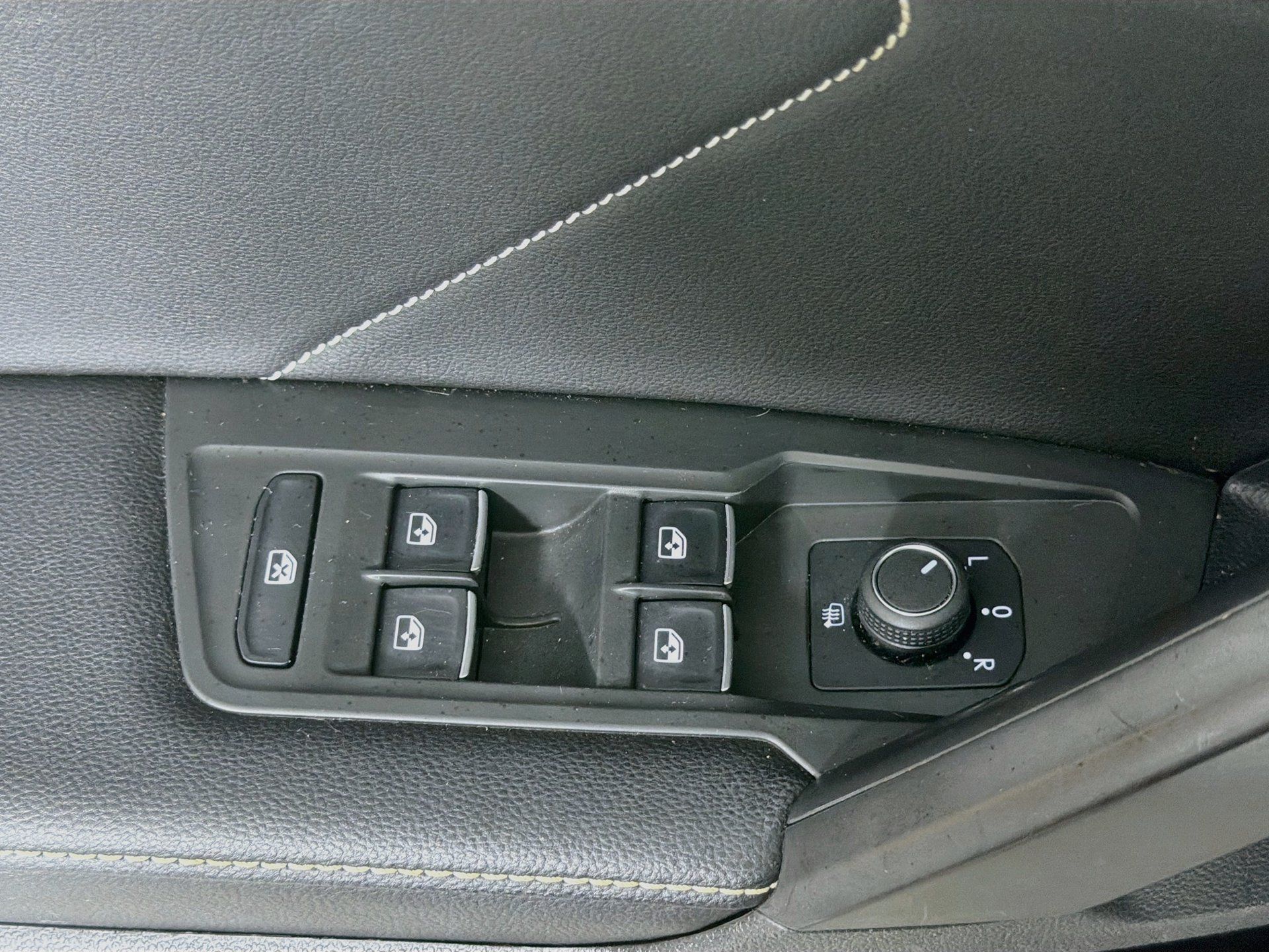 Used 2023 Volkswagen Tiguan SE R-Line FWD image 15