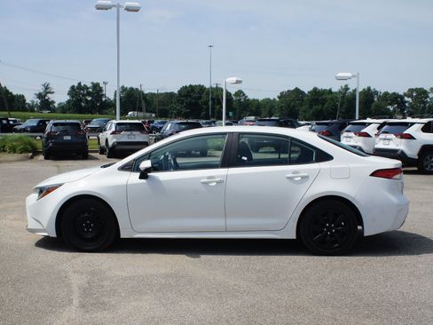 Used 2021 Toyota Corolla LE w/ Carpet Mat Package (TMS) FWD image 10