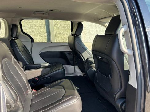 Used 2023 Chrysler Pacifica Touring-L FWD image 12