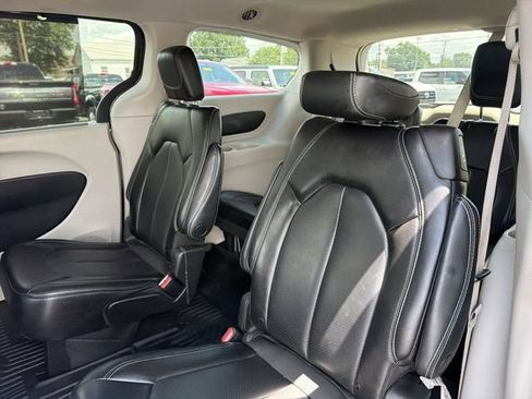 Used 2023 Chrysler Pacifica Touring-L FWD image 12