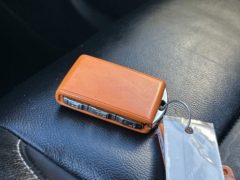 Used 2022 Volvo XC40 T5 Momentum image 31