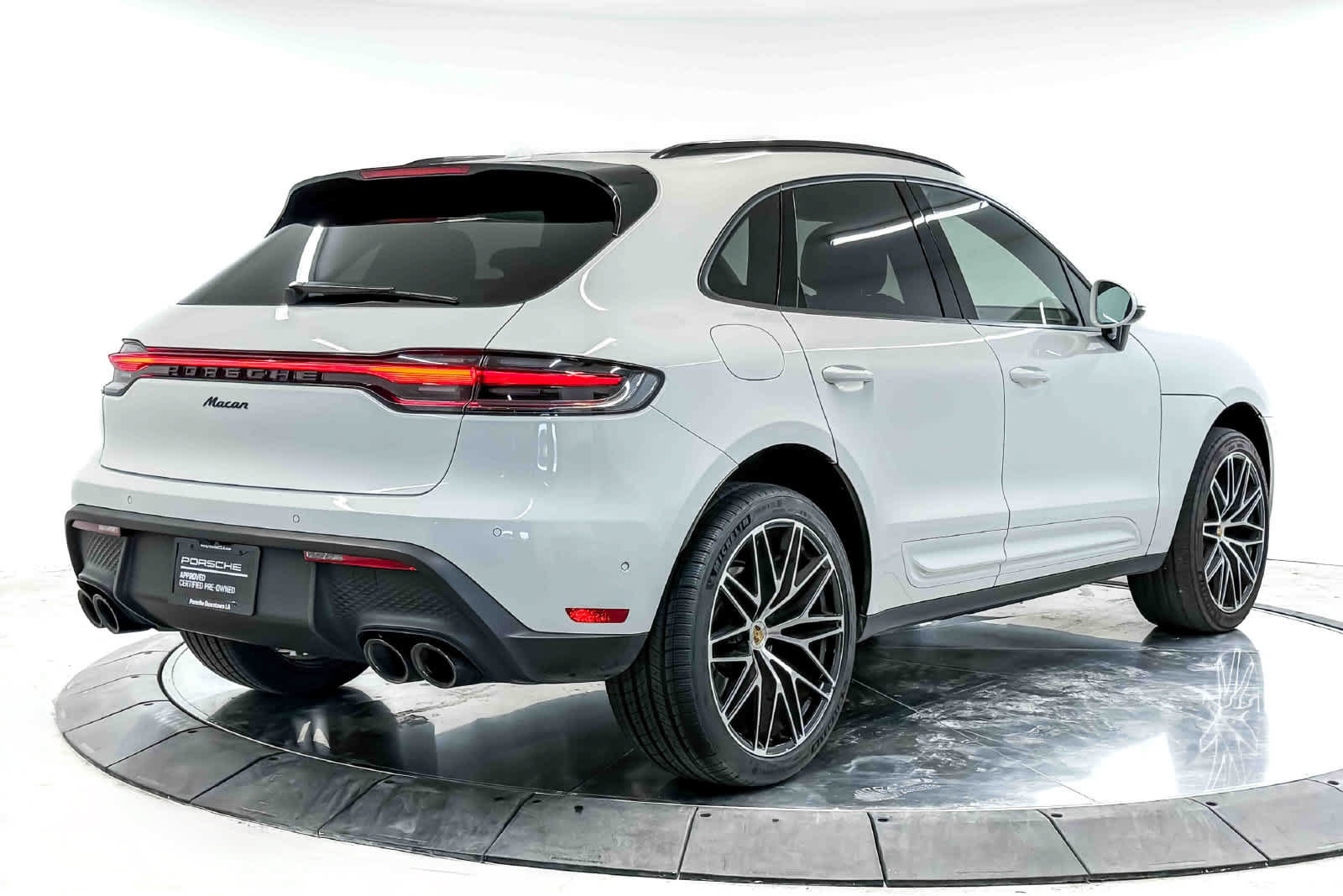 Certified 2023 Porsche Macan AWD/4WD image 9