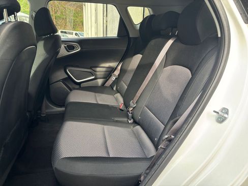 Used 2025 Kia Soul LX w/ LX Technology Package FWD image 23