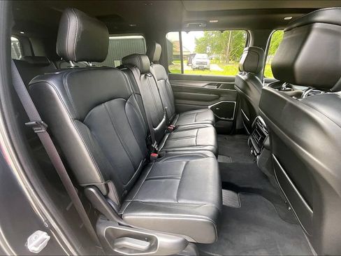 Used 2025 Jeep Wagoneer L Series III w/ Premium Group I AWD/4WD image 13