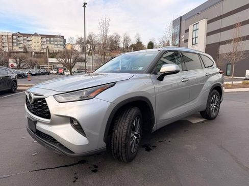 Used 2022 Toyota Highlander XLE image 19