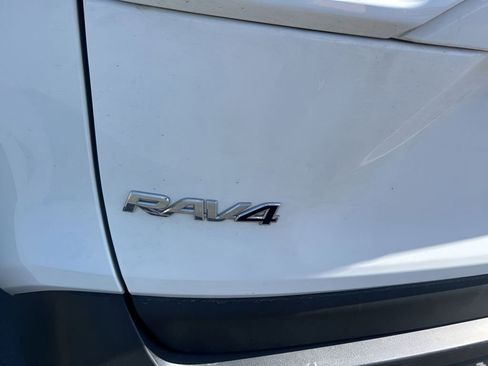 Used 2020 Toyota RAV4 LE w/ Carpet Mat Package AWD/4WD image 15