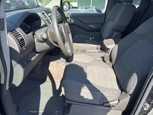 Used 2011 Nissan Frontier SV w/ SV Premium Utility Pkg AWD/4WD image 8