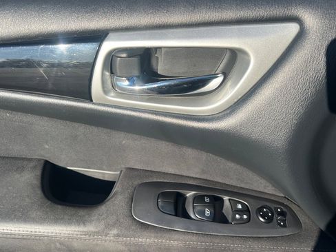 Used 2015 Nissan Pathfinder SV image 8